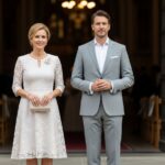 Elegancko ubrani mężczyzna i kobieta stoją przed kościołem podczas chrztu w świetle dziennym.